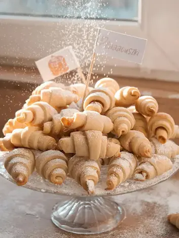 A vase with croissants